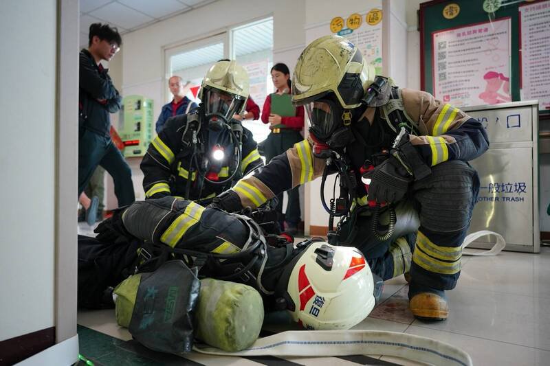 复旦消防分队在平镇区宋俊宏妇幼医院举办火灾情境演练。（图由桃园市政府提供）