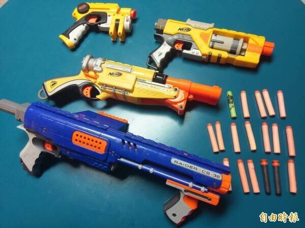 施姓女子不满邻居带小孩在中庭玩泡棉玩具枪，自称颈部遭「泡棉流弹」射中，怒告数十人求偿130万元。台南地方院认定滥诉驳回告诉。示意图。（资料照）