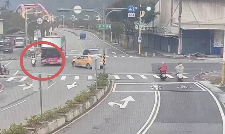 监视器画面中游览车正准备超车机车。（民众提供）