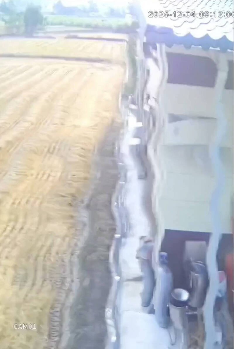 监视器拍到，砲弹误击民宅时一度天摇地动。（民众提供）