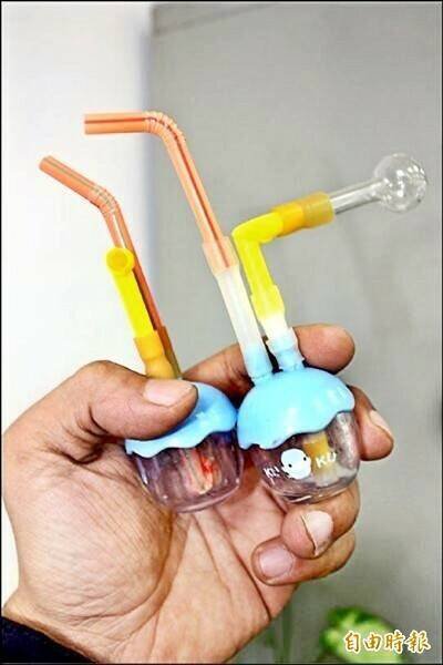 满月女婴与染毒母同住，陪吸二手毒烟毛发验出4毒。（情境照）