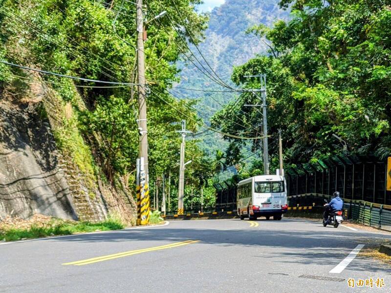 南投水里往来鱼池乡出现检举魔人，利用道路速限低、路幅小，沿线多双黄线，刻意龟速「钓鱼」检举，南投警方建议民众依规行驶，或搜证自保反制恶意检举。（记者刘滨铨摄）