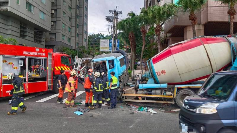 消防人员与现场进行救援。（记者徐圣伦翻摄）