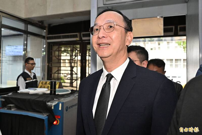 朱立伦抵达地检署仅保持微笑，未受访。（记者陈志曲摄）