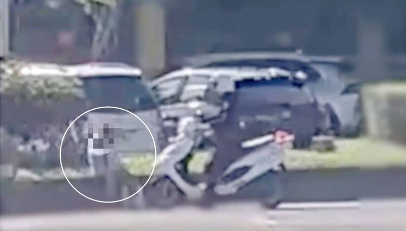 台北市南港分局员警前日在分局前圆环路口执勤时，发现一名90岁的老妇人独自坐在路中分隔岛上。（记者郑景议翻摄）