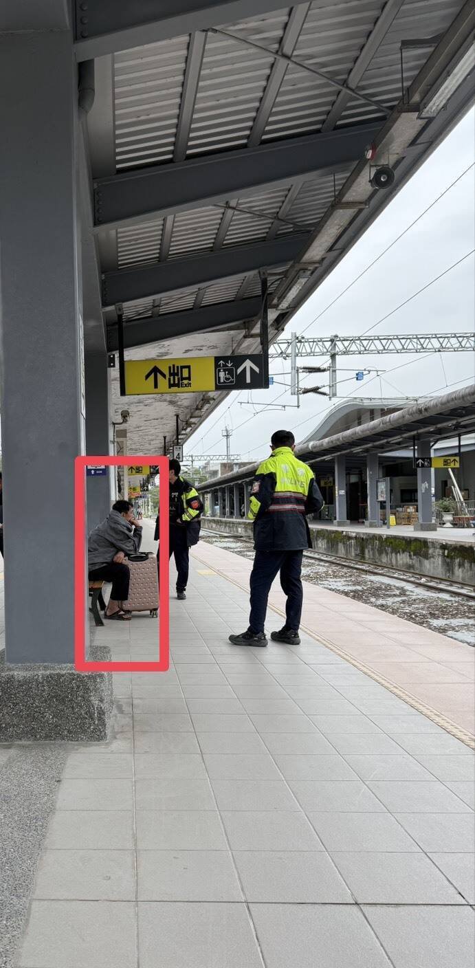 诈骗灾民的曾姓男子在光复车站被民众发现后马上拦下，打电话报请警方到场逮人。（民众提供）