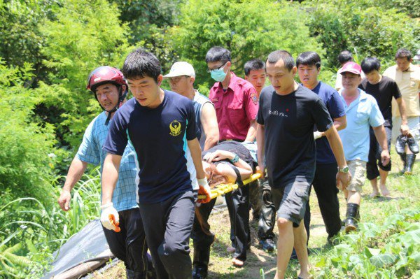 新竹县政府消防局关西消防分队及义消们顺利抢救连姓妇人脱困。（记者黄美珠翻摄）