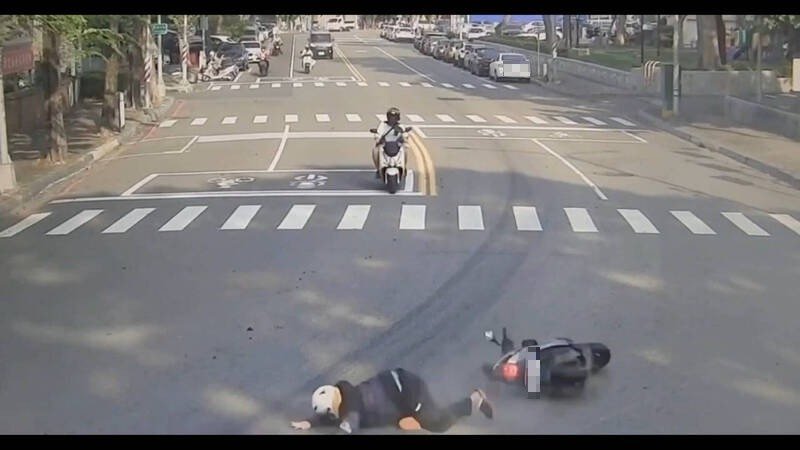 骑士行经弯路时，因道路油渍打滑自摔。（民众提供）