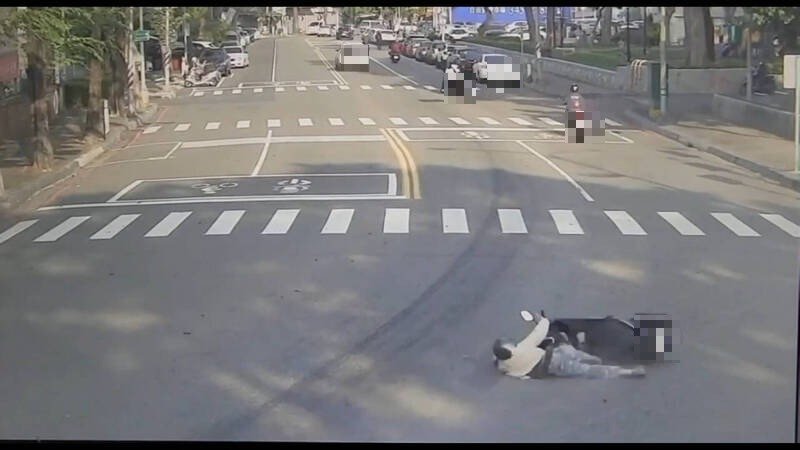 骑士行经弯路时，因道路油渍打滑自摔。（民众提供）