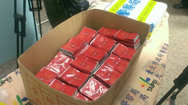 警方另从陈嫌车上搜出大批空茶叶包，意图分装毒品贩卖。（记者姚岳宏翻摄）