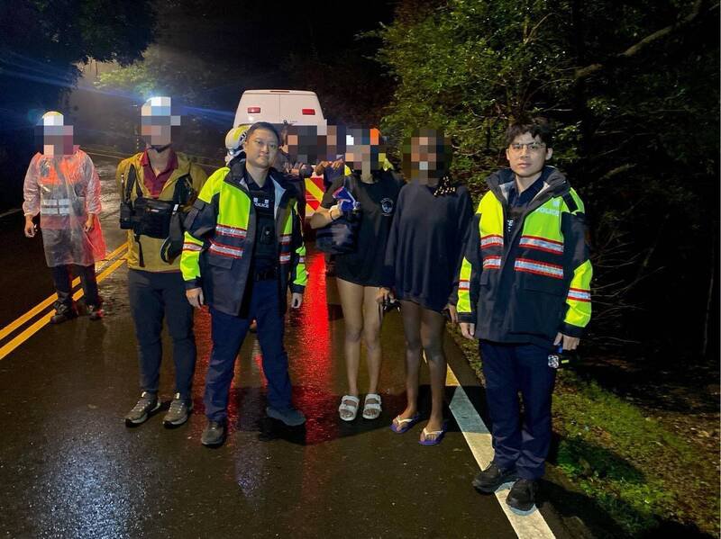 赵女和英国籍女性友人上阳明山慢跑、泡温泉却迷途，幸被警方寻获。（记者刘庆侯翻摄）