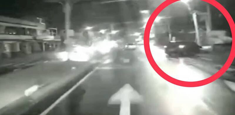 林员控制交管号志灯，被黑色厢型车直接夹杀卡进水沟内。（民众提供）