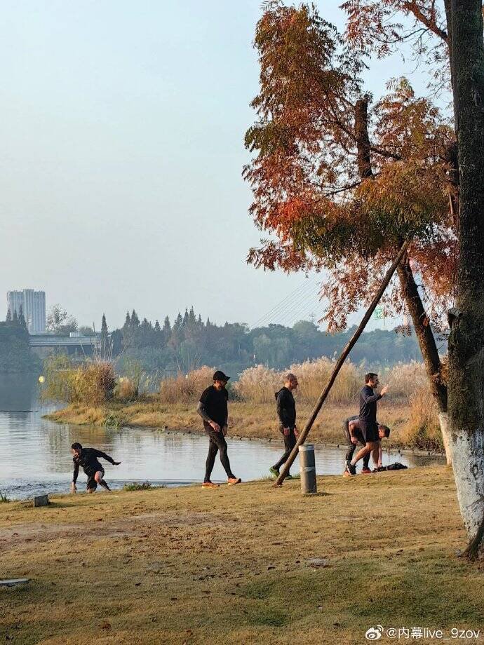 马克宏随扈疑似落水。（撷取自微博）