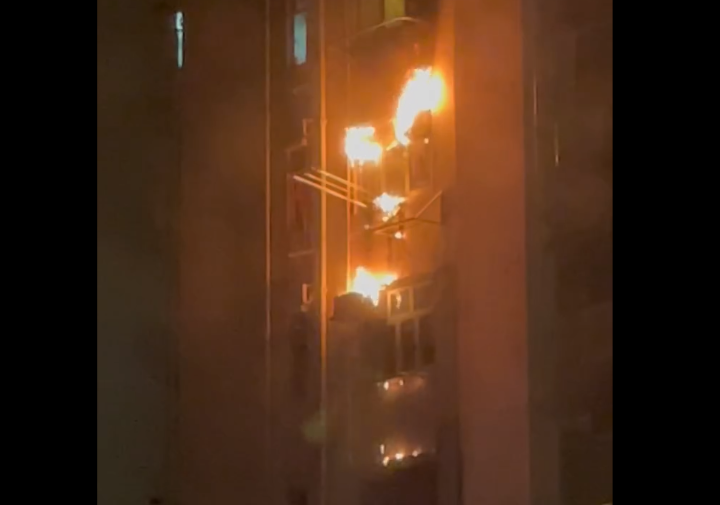 香港新界荃湾中心「北京楼」失火，上百名住户疏散。（图撷自「21acm0630」Threads）