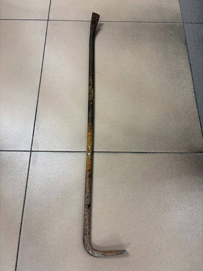 警方扣回铁撬。（记者徐圣伦翻摄）