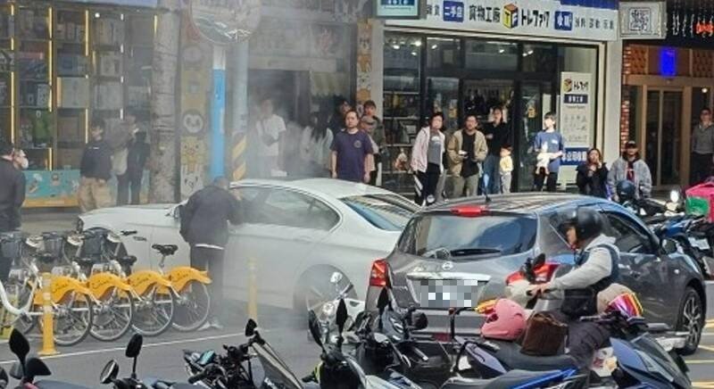 BMW差点撞进骑楼店面。（记者徐圣伦翻摄）