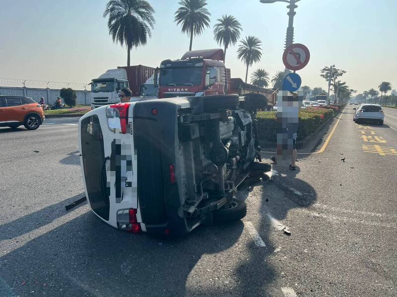 杨男轿车碰撞后翻覆。（民众提供）