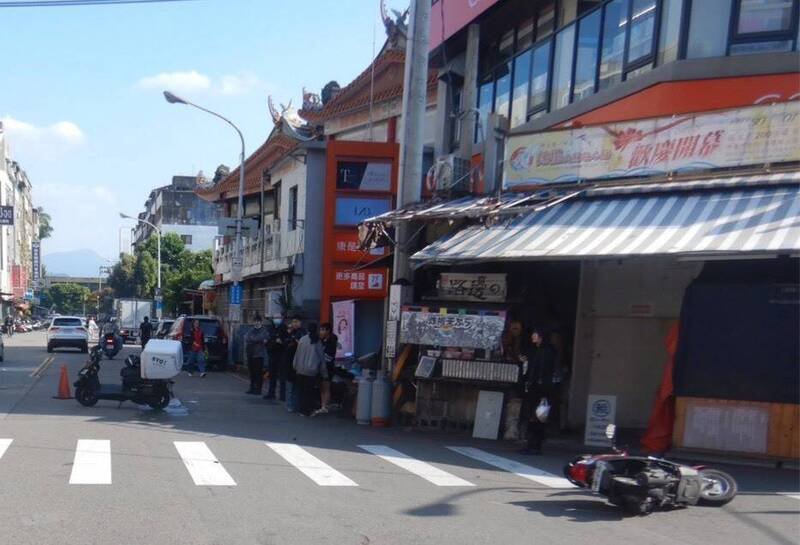 一中商圈路口发生机车碰撞事故。（民众提供）