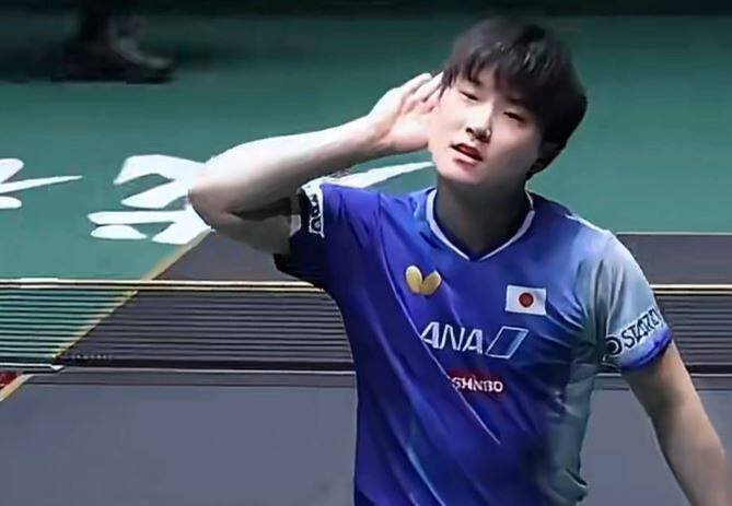 张本智和赢球后，将手放到耳朵旁，比出示意「大声点」的手势，引发全场狂嘘。（取自X）