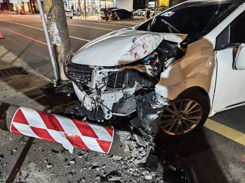 邱姓男子追求A女不成，竟开车多次冲撞A女搭乘的机车，最后车子撞断电杆才停下，冲击力道之大令人昨舌。（警方提供）