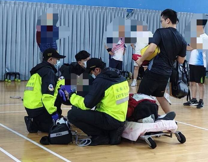 宜县消防局队员林君轩（右1）昨晚休假打羽球时，见球友倒地紧急抢救，成功救回宝贵生命。（图由宜县消防局提供）