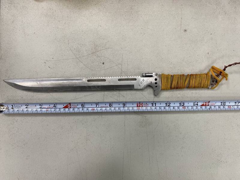 警方在现场查扣卢男挥舞的刀械。（记者吴升儒翻摄）