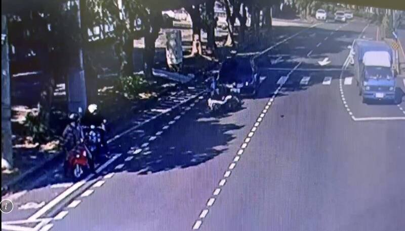 陈姓老翁开车直直撞上郑姓男子骑乘的机车。（南投警方提供）