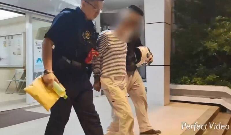 杨男因缺钱花用，竟跑到之前在新北市中和区所承租的套房，持双刀恐吓前室友林姓女子并将其捆绑，洗劫财物后扬长而去，警方获报成立专案小组追查，于1个小时左右将杨嫌查缉到案。（记者陆运锋翻摄）