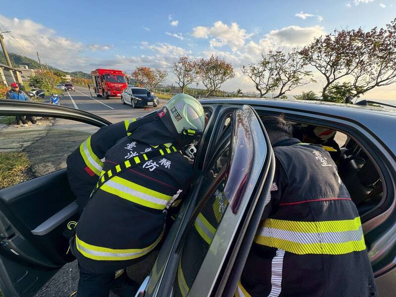 车头严重变形且又狭窄，警义消破坏车体又钻入放倒座椅，将副驾驶救出送医。（警消提供）