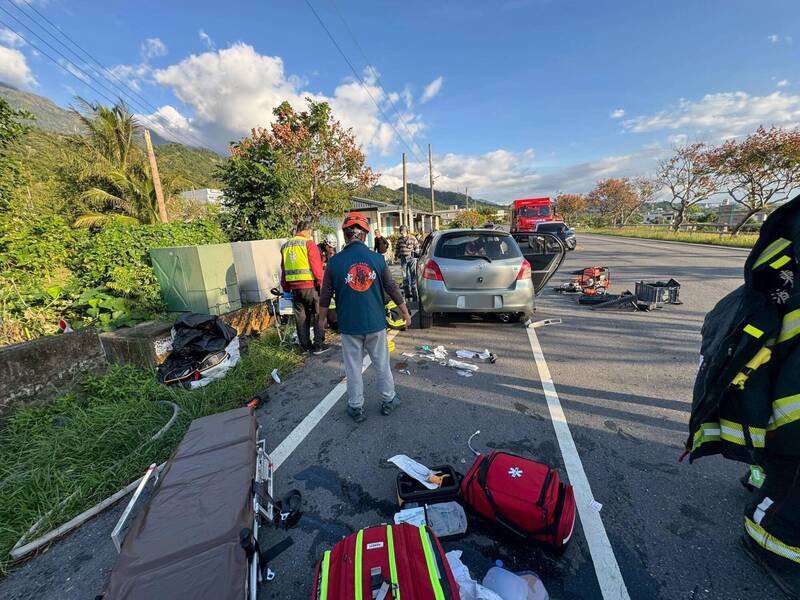 自小客自撞变电箱后水平旋转180度、朝向来时路，车头严重变形。（警消提供）