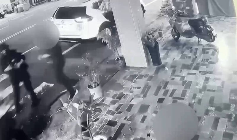 42岁林姓男子（右者）涉持小斧头攻击黄姓女警员。（民众提供）