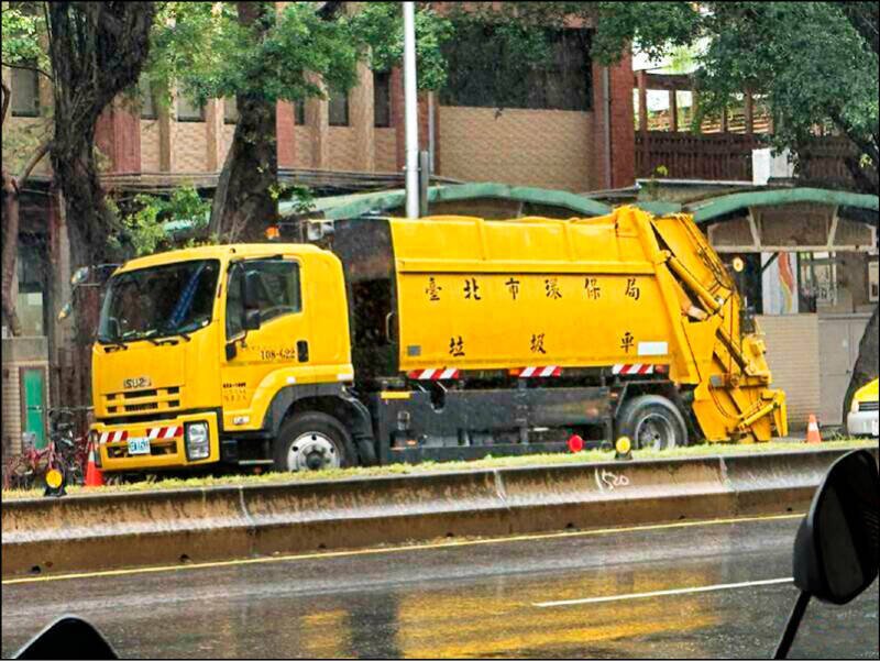 清洁队员回收32元电锅事件引发社会议论。（资料照）