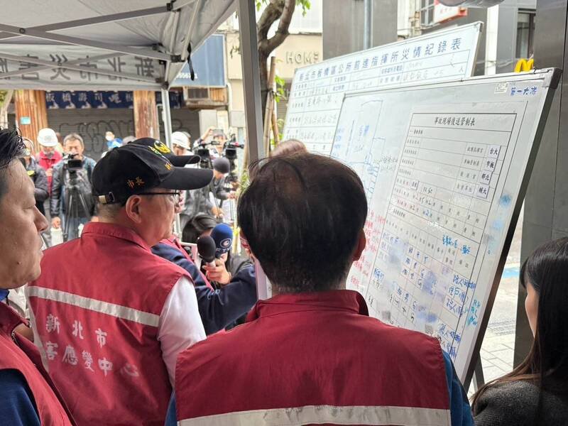 新北市长侯友宜（左）至板桥气爆案现场了解情况。（图由新北市政府提供）