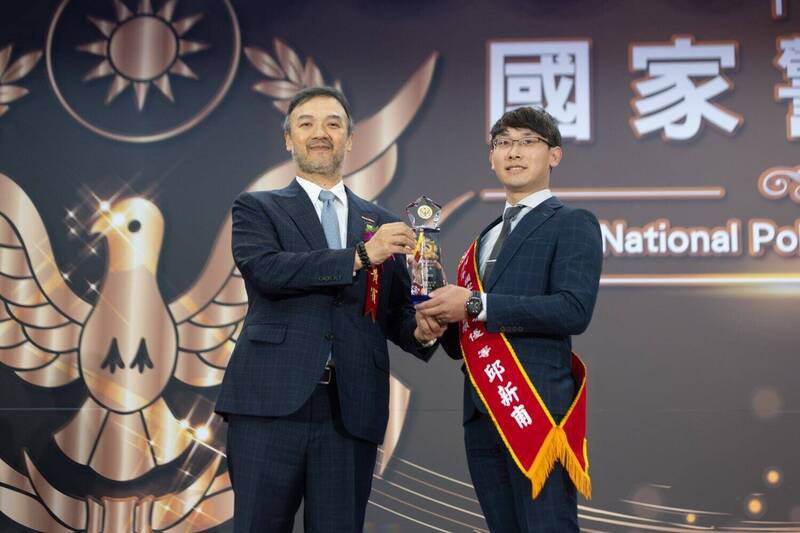 苗栗县警察局刑事警察大队侦查员邱新甫（右），获国家警光奖反黑肃枪类优等奖，由警友总会理事叶力诚颁奖表扬。（图由苗栗县警察局提供）