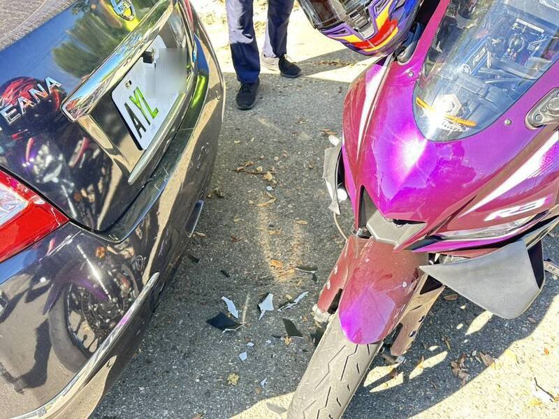 警车倒车与大型重机发生碰撞。（记者彭健礼翻摄）