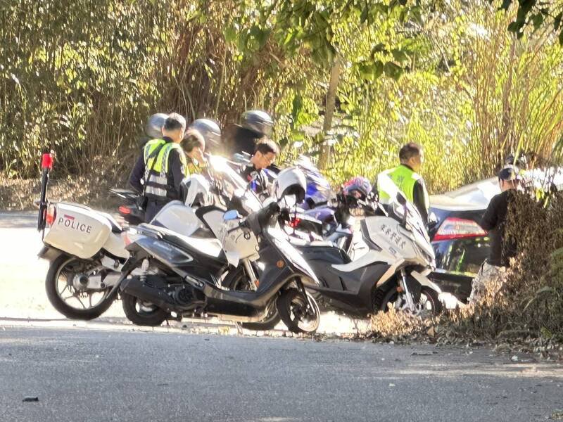 警车倒车与大型重机发生碰撞，现场聚集大批员警。（记者彭健礼翻摄）