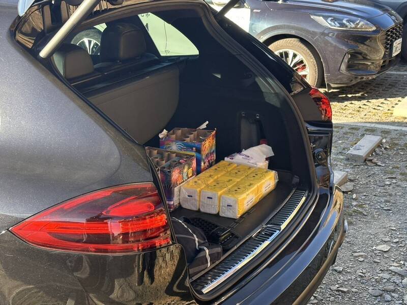 保时捷后车厢内的烟火。（民众提供）