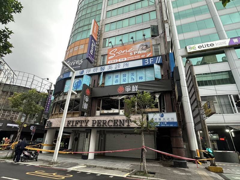 新北市板桥府中商圈「定食8」与「争鲜」今天（8日）清晨1时发生气爆，两间餐厅遭炸裂、路人受波及送医，目前送医的5人均已出院，楼上7名住户疏散。（图由黄淑君提供）