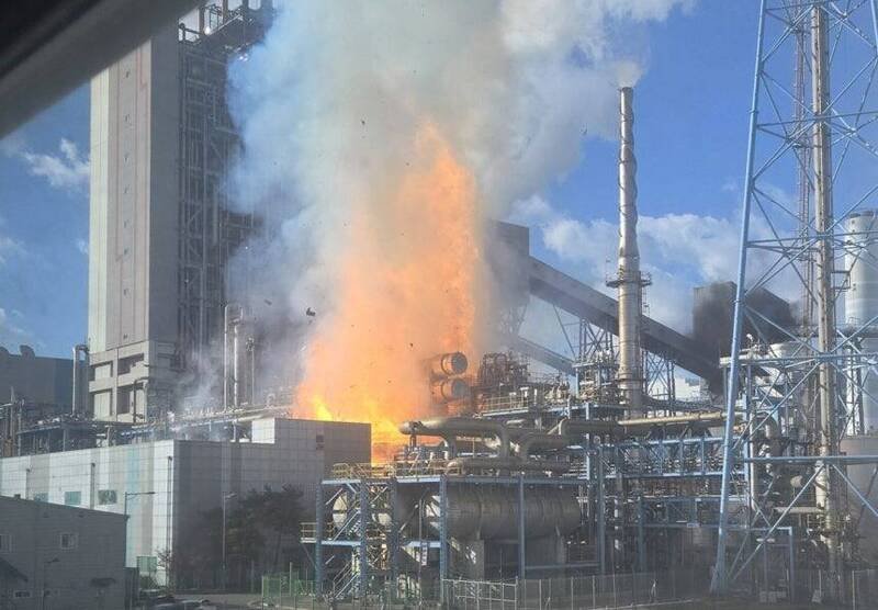 南韩忠清南道泰安郡的泰安火力发电厂今天下午传出爆炸声并起火。（图撷自X）