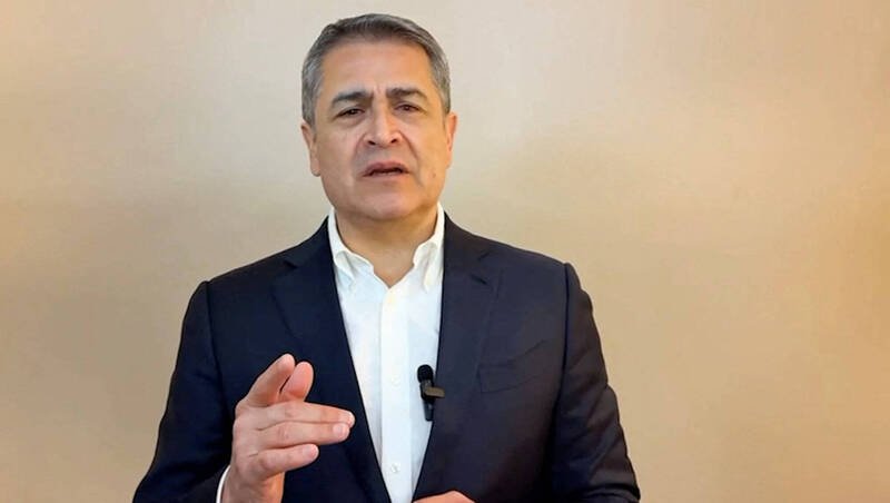 获美国总统川普特赦的宏都拉斯前总统叶南德兹（Juan Orlando Hernandez），5日透过影片在不明地点发表谈话。（路透）