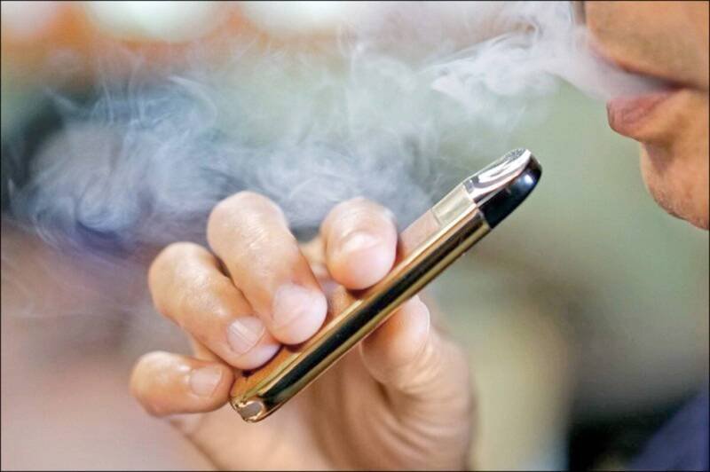 桃园某国中一名学生于昨（8）日第1节上课时施用电子烟，疑似是含有依托咪酯的烟弹。示意图。（资料照）