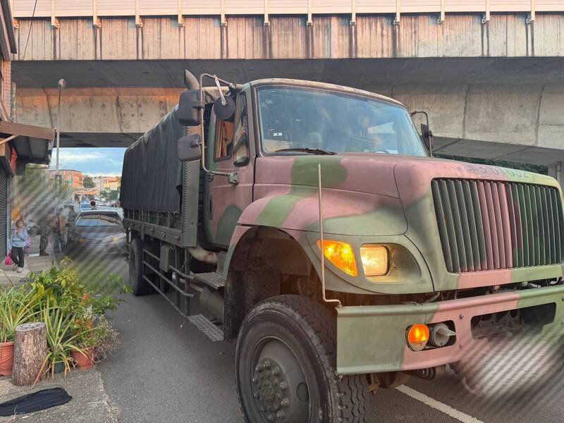 苗栗县头份市中正一路侨善国小附近路段，昨（9）日下午发生军用卡车与轿车碰撞事故，意外发生当时军用卡车上还坐满阿兵哥。（记者彭健礼翻摄）