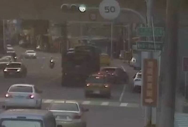 苗栗县头份市中正一路侨善国小附近路段，昨（9）日下午发生军用卡车与轿车碰撞事故，意外发生当时军用卡车上还坐满阿兵哥，轿车则是被碰弹偏离马路，又撞上停放在路旁的车辆。（记者彭健礼翻摄）