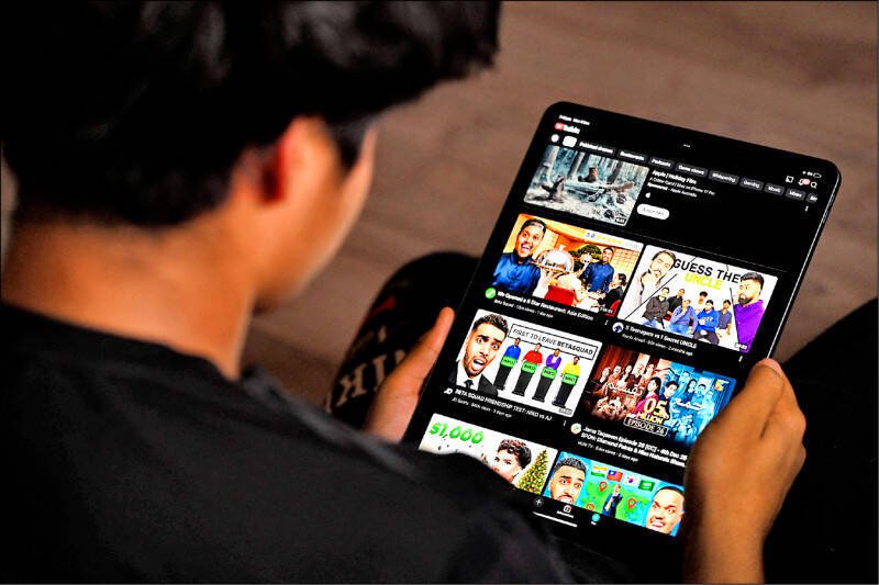 澳洲10日起实施全球首创的社群媒体禁令，禁止16岁以下儿童与青少年使用社群平台与网站。（法新社）