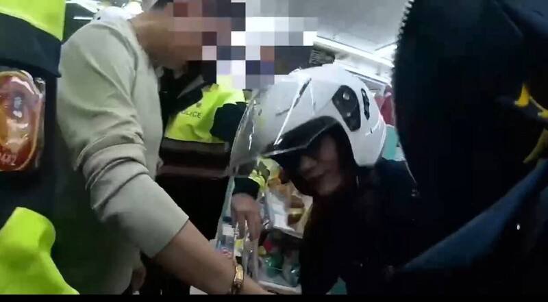 警方对纪男保护管束。（记者王冠仁翻摄）