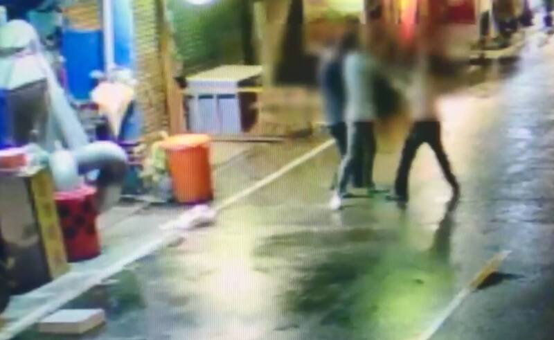 卓男（左）与郑男（右）在大街互殴，其他友人见状连忙制止。（记者陆运锋翻摄）