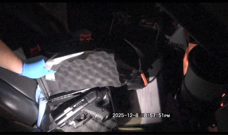 警方搜索宋男的保时捷。（记者徐圣伦翻摄）