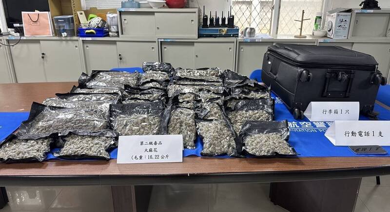 关务署台北关与航警局安全检查大队于10月间查获吴姓女子托运行李内夹藏30余包大麻花。（航警局提供）