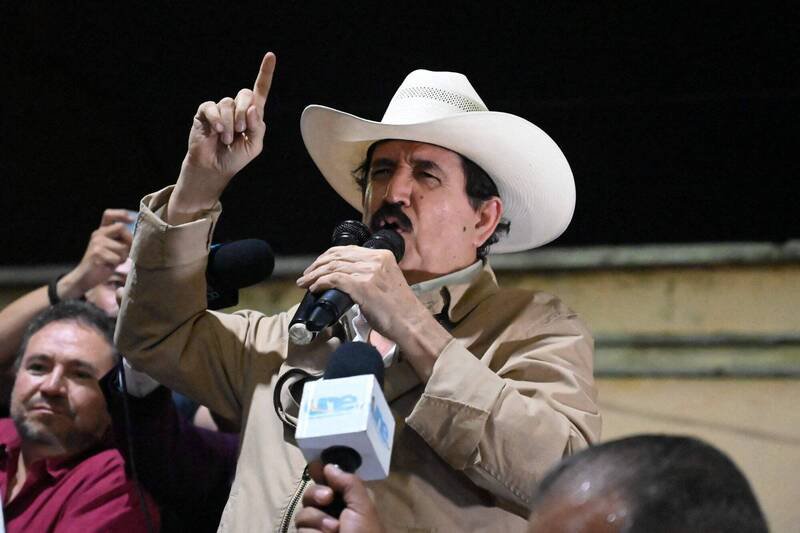 路透报导，自由重建党现任总统卡斯楚的夫婿、宏国前总统赛拉亚似乎已转向支持纳斯拉亚。（法新社资料照）