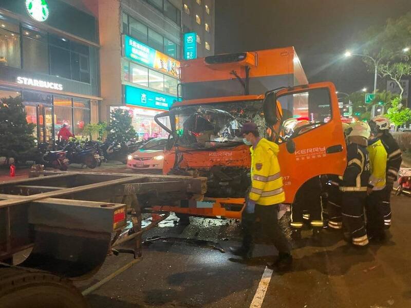 邹姓物流司机驾驶大货车追撞曳引车。（警方提供）